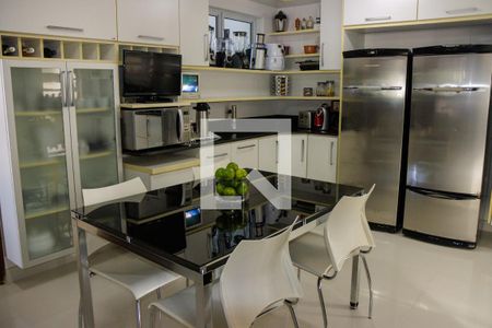 Casa à venda com 1200m², 6 quartos e 7 vagas Casa à venda com 1200m², 6 quartos e 7 vagasCozinha 1