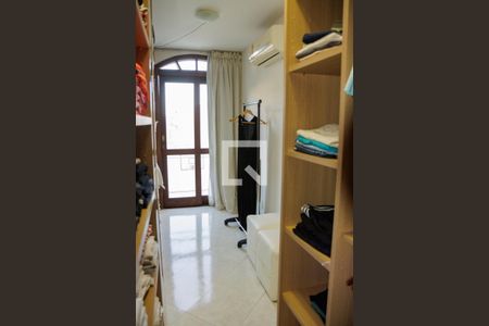 Casa à venda com 1200m², 6 quartos e 7 vagas Casa à venda com 1200m², 6 quartos e 7 vagasCloset da Suíte 1