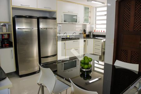 Casa à venda com 1200m², 6 quartos e 7 vagas Casa à venda com 1200m², 6 quartos e 7 vagasCozinha 1