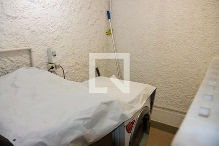 Casa à venda com 1200m², 6 quartos e 7 vagas Casa à venda com 1200m², 6 quartos e 7 vagasÁrea de Serviço