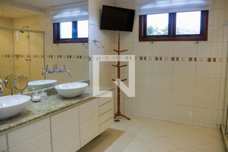 Casa à venda com 1200m², 6 quartos e 7 vagas Casa à venda com 1200m², 6 quartos e 7 vagasBanheiro da Suíte 1