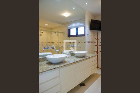 Casa à venda com 1200m², 6 quartos e 7 vagas Casa à venda com 1200m², 6 quartos e 7 vagasBanheiro da Suíte 1