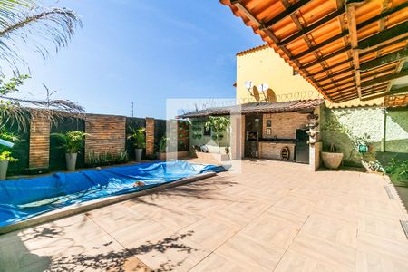 Casa à venda com 220m², 3 quartos e 2 vagasPiscina