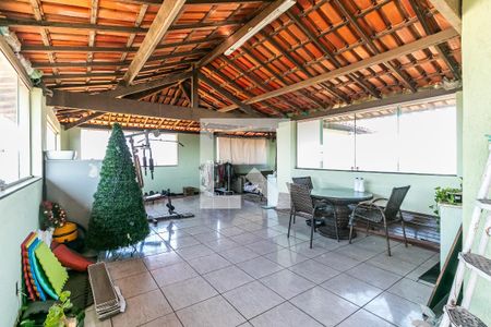 Casa à venda com 220m², 3 quartos e 2 vagasCobertura