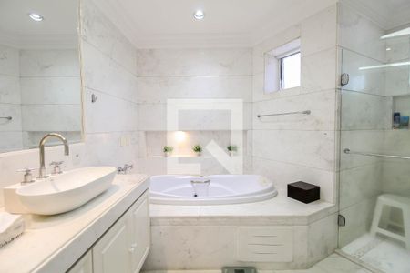 Apartamento à venda com 421m², 4 quartos e 6 vagas Apartamento à venda com 421m², 4 quartos e 6 vagasBanheiro da Suíte 2