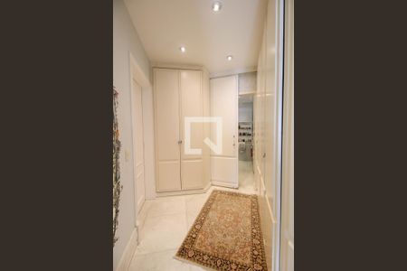 Apartamento à venda com 421m², 4 quartos e 6 vagas Apartamento à venda com 421m², 4 quartos e 6 vagasCloset da Suíte 3