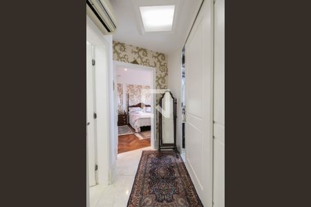 Apartamento à venda com 421m², 4 quartos e 6 vagas Apartamento à venda com 421m², 4 quartos e 6 vagasCloset da Suíte 2