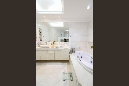 Apartamento à venda com 421m², 4 quartos e 6 vagas Apartamento à venda com 421m², 4 quartos e 6 vagasBanheiro da Suíte 2