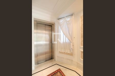 Apartamento à venda com 421m², 4 quartos e 6 vagas Apartamento à venda com 421m², 4 quartos e 6 vagasEntrada Privativa