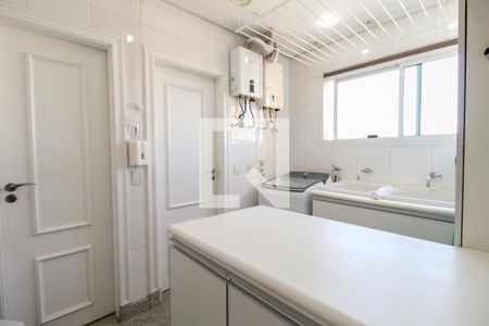 Apartamento à venda com 421m², 4 quartos e 6 vagas Apartamento à venda com 421m², 4 quartos e 6 vagasÁrea de Serviço