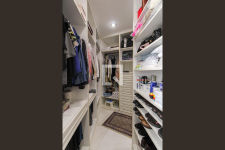 Apartamento à venda com 421m², 4 quartos e 6 vagas Apartamento à venda com 421m², 4 quartos e 6 vagasCloset da Suíte 2