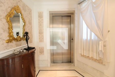 Apartamento à venda com 421m², 4 quartos e 6 vagas Apartamento à venda com 421m², 4 quartos e 6 vagasEntrada Privativa