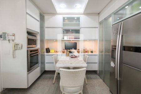 Apartamento à venda com 421m², 4 quartos e 6 vagas Apartamento à venda com 421m², 4 quartos e 6 vagasCozinha