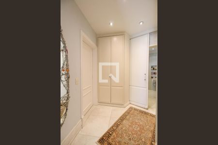 Apartamento à venda com 421m², 4 quartos e 6 vagas Apartamento à venda com 421m², 4 quartos e 6 vagasCloset da Suíte 3