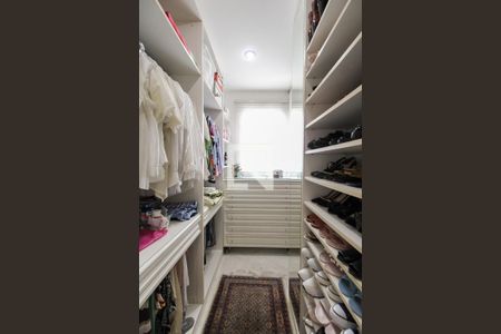 Apartamento à venda com 421m², 4 quartos e 6 vagas Apartamento à venda com 421m², 4 quartos e 6 vagasCloset da Suíte 2