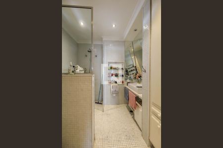 Apartamento à venda com 421m², 4 quartos e 6 vagas Apartamento à venda com 421m², 4 quartos e 6 vagasBanheiro da Suíte 3