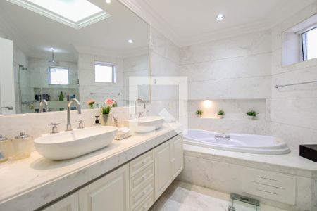 Apartamento à venda com 421m², 4 quartos e 6 vagas Apartamento à venda com 421m², 4 quartos e 6 vagasBanheiro da Suíte 2