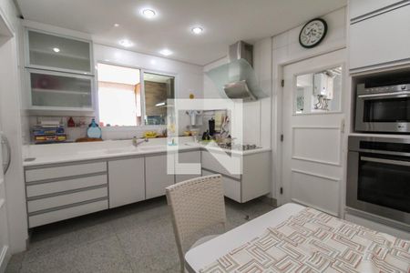 Apartamento à venda com 421m², 4 quartos e 6 vagas Apartamento à venda com 421m², 4 quartos e 6 vagasCozinha