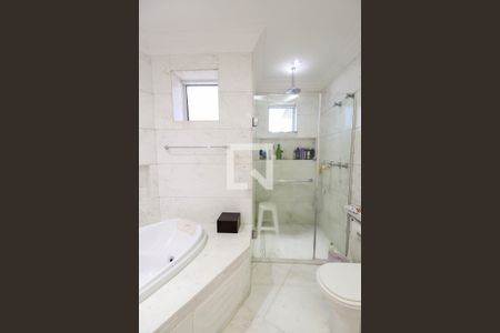 Apartamento à venda com 421m², 4 quartos e 6 vagas Apartamento à venda com 421m², 4 quartos e 6 vagasBanheiro da Suíte 2