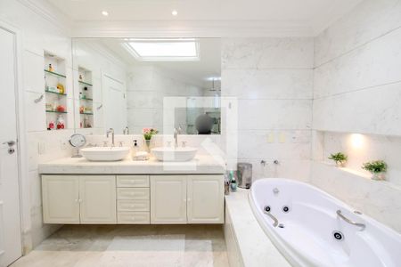 Apartamento à venda com 421m², 4 quartos e 6 vagas Apartamento à venda com 421m², 4 quartos e 6 vagasBanheiro da Suíte 2