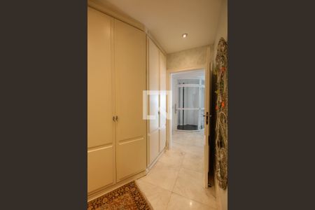 Apartamento à venda com 421m², 4 quartos e 6 vagas Apartamento à venda com 421m², 4 quartos e 6 vagasCloset da Suíte 3