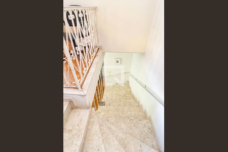 Casa à venda com 320m², 4 quartos e 3 vagasEscadas