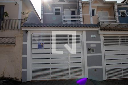 Casa à venda com 120m², 3 quartos e 2 vagas Casa à venda com 120m², 3 quartos e 2 vagasFachada