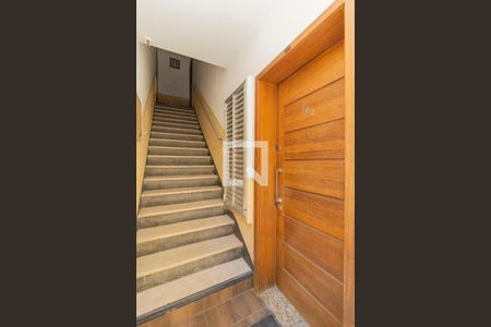 Apartamento para alugar com 62m², 2 quartos e 1 vaga Apartamento para alugar com 62m², 2 quartos e 1 vagaEscada