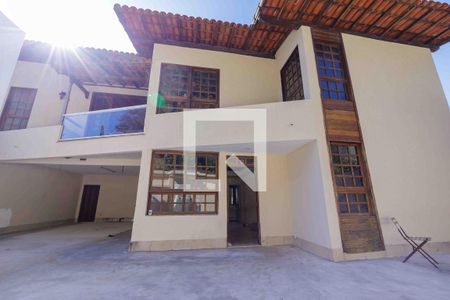 Casa para alugar com 400m², 3 quartos e 5 vagas Casa para alugar com 400m², 3 quartos e 5 vagasFachada