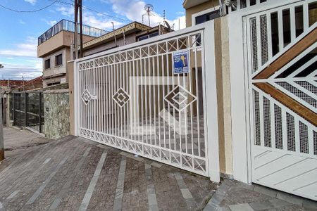 Casa à venda com 200m², 3 quartos e 4 vagas Casa à venda com 200m², 3 quartos e 4 vagasFachada