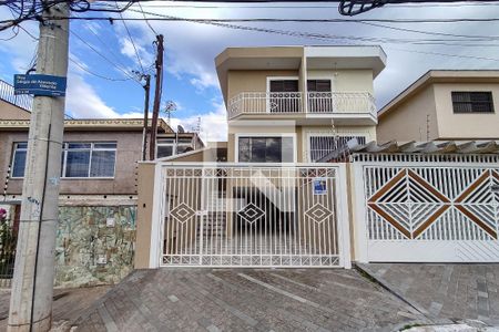 Casa à venda com 200m², 3 quartos e 4 vagas Casa à venda com 200m², 3 quartos e 4 vagasFachada
