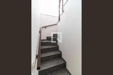 Casa à venda com 200m², 3 quartos e 4 vagas Casa à venda com 200m², 3 quartos e 4 vagasEscada