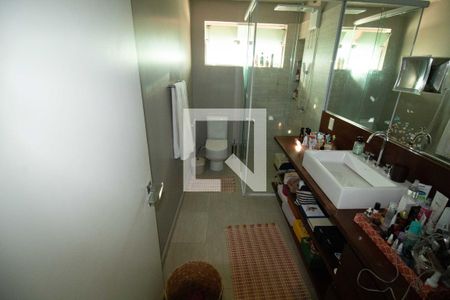 Casa à venda com 400m², 5 quartos e 3 vagas Casa à venda com 400m², 5 quartos e 3 vagasBanheiro Suíte 4