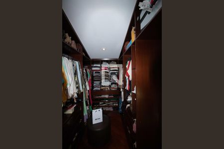 Casa à venda com 400m², 5 quartos e 3 vagas Casa à venda com 400m², 5 quartos e 3 vagasCloset da suíte 4