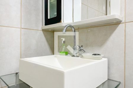 Banheiro de apartamento para alugar com 2 quartos, 70m² em Jardim Belmar, Guarujá