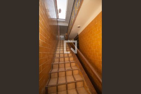 Casa para alugar com 150m², 4 quartos e 2 vagas Casa para alugar com 150m², 4 quartos e 2 vagasEscada