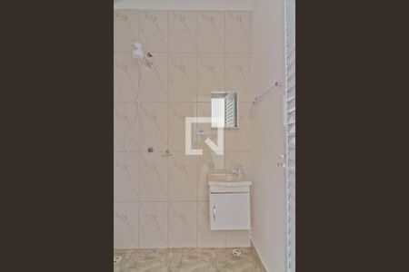 Banheiro de kitnet/studio para alugar com 0 quarto, 30m² em Vila Mangalot, São Paulo