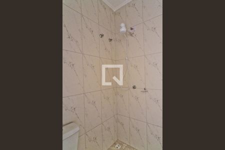 Banheiro de kitnet/studio para alugar com 0 quarto, 30m² em Vila Mangalot, São Paulo