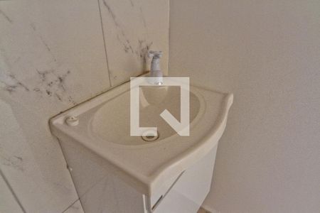 Banheiro de kitnet/studio para alugar com 0 quarto, 30m² em Vila Mangalot, São Paulo