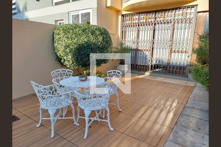 Casa à venda com 430m², 4 quartos e 4 vagas Casa à venda com 430m², 4 quartos e 4 vagasÁrea externa