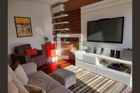 Casa à venda com 430m², 4 quartos e 4 vagas Casa à venda com 430m², 4 quartos e 4 vagasSala de TV