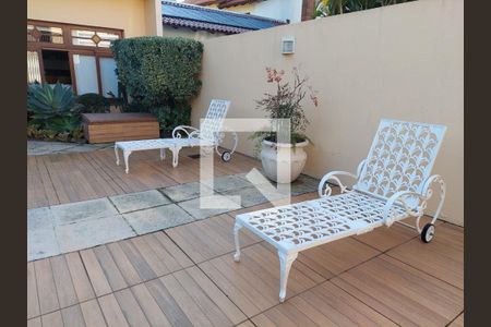 Casa à venda com 430m², 4 quartos e 4 vagas Casa à venda com 430m², 4 quartos e 4 vagasÁrea externa