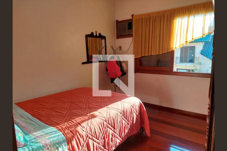 Casa à venda com 430m², 4 quartos e 4 vagas Casa à venda com 430m², 4 quartos e 4 vagasQuarto 4