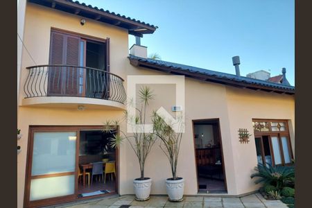 Casa à venda com 430m², 4 quartos e 4 vagas Casa à venda com 430m², 4 quartos e 4 vagasÁrea externa