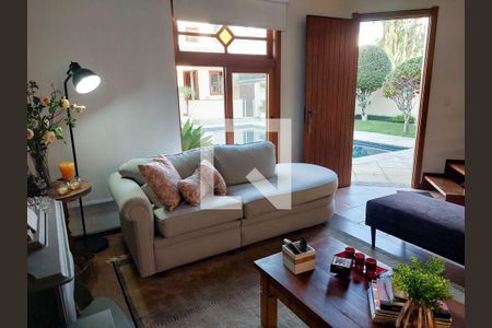 Casa à venda com 430m², 4 quartos e 4 vagas Casa à venda com 430m², 4 quartos e 4 vagasSala de Estar 2