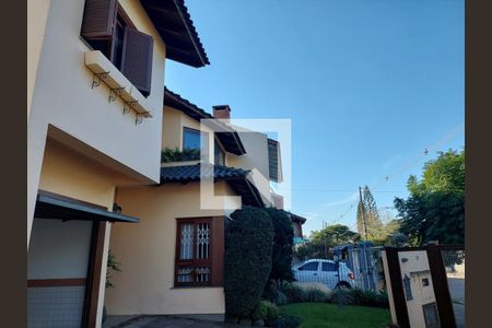 Casa à venda com 430m², 4 quartos e 4 vagas Casa à venda com 430m², 4 quartos e 4 vagasFachada