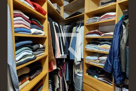 Casa à venda com 430m², 4 quartos e 4 vagas Casa à venda com 430m², 4 quartos e 4 vagasCloset da suíte 1