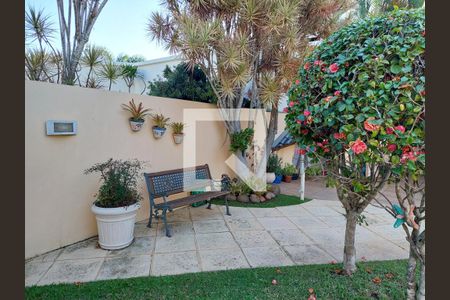 Casa à venda com 430m², 4 quartos e 4 vagas Casa à venda com 430m², 4 quartos e 4 vagasÁrea externa