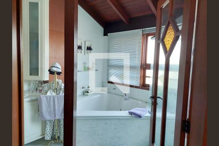 Casa à venda com 430m², 4 quartos e 4 vagas Casa à venda com 430m², 4 quartos e 4 vagasBanheiro Suite 1