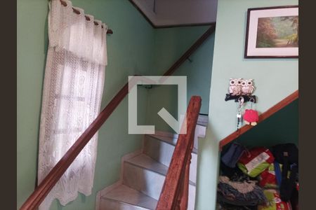 Casa à venda com 108m², 2 quartos e 2 vagasEscada